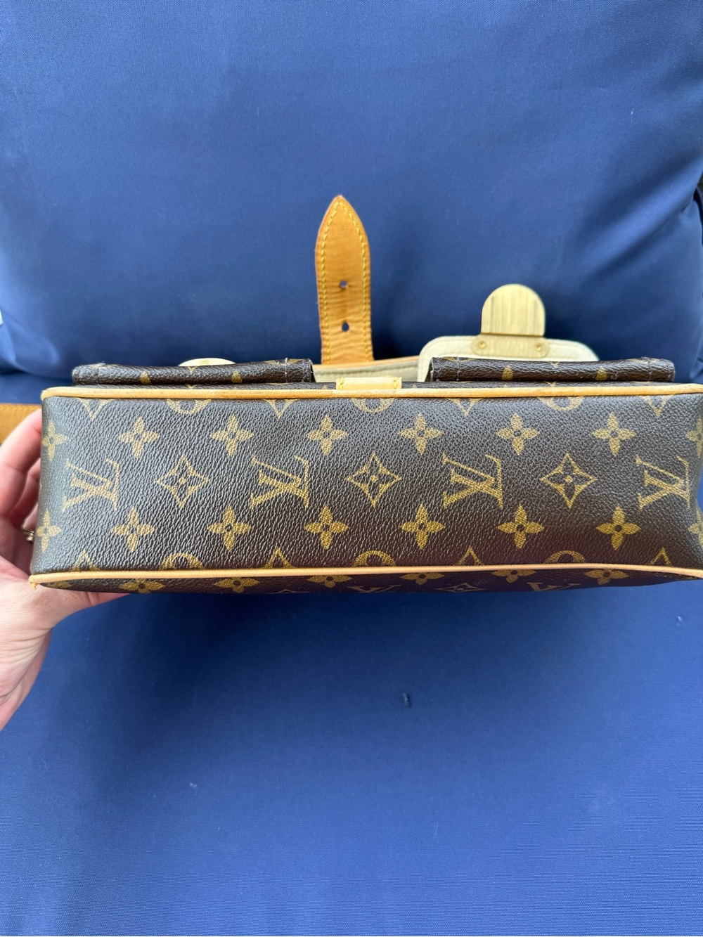 Louis Vuitton Monogram Canvas Messenger Bag with Vachetta Trim - Picture 3 of 10